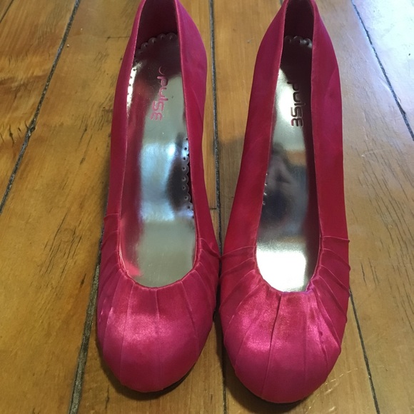 Size 7 hot pink Pulse heels - Picture 2 of 8