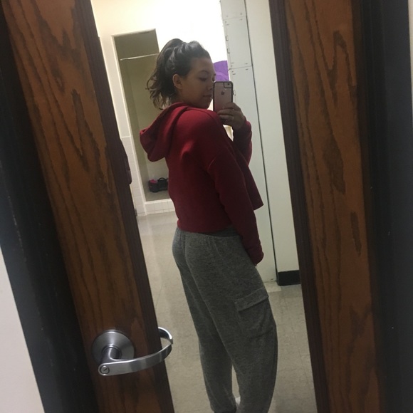 Red cropped hoodie - Picture 2 of 3