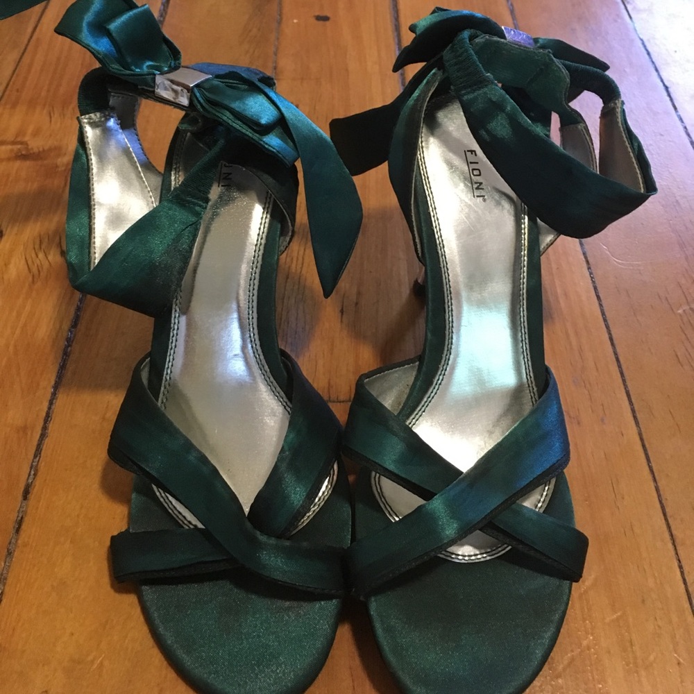 Size 7.5 green Fioni heels with bow