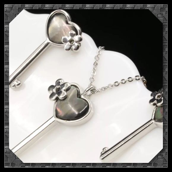 Glam Squad 2 You Jewelry - JUST IN🆕 Necklace & Earring Key Natural Shell Set