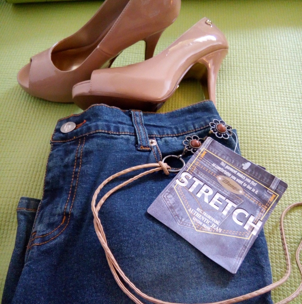 NWT Bootcut stretch jeans w/belt  28"