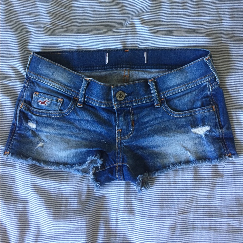 Hollister destroyed shorty shorts