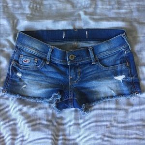 Hollister destroyed shorty shorts