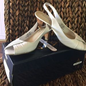 Andrew Geller White Shoes Size 7 1/2 M
