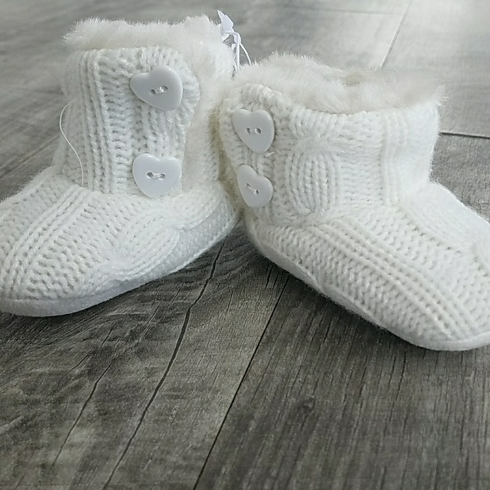 Adorable  Sweater knit shoes NWT 2-3