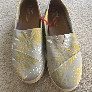 New Toms size 10 taupe yellow cream