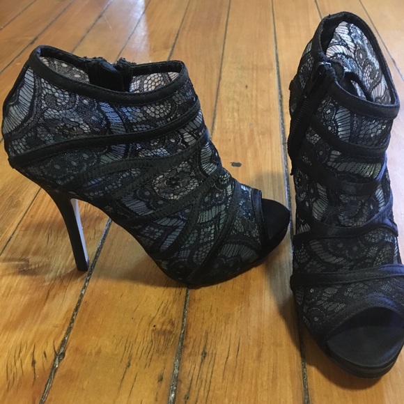 Size 7 black lace ankle heels - Picture 2 of 6