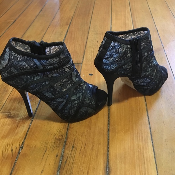 Size 7 black lace ankle heels - Picture 3 of 6