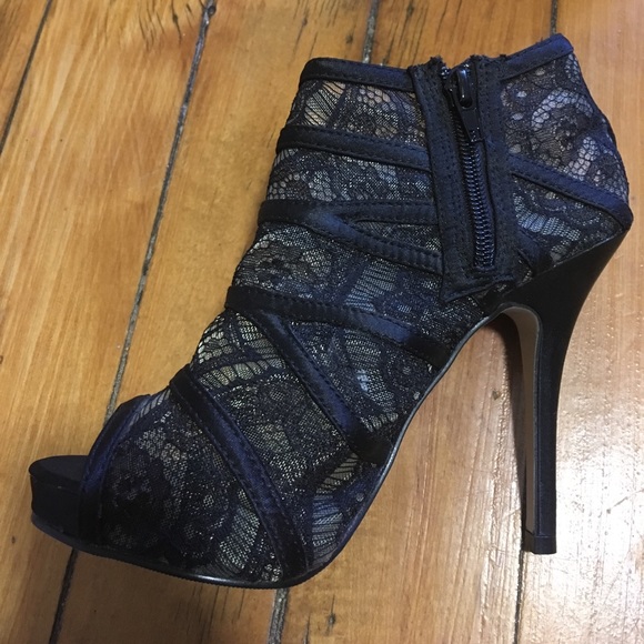 Size 7 black lace ankle heels - Picture 5 of 6