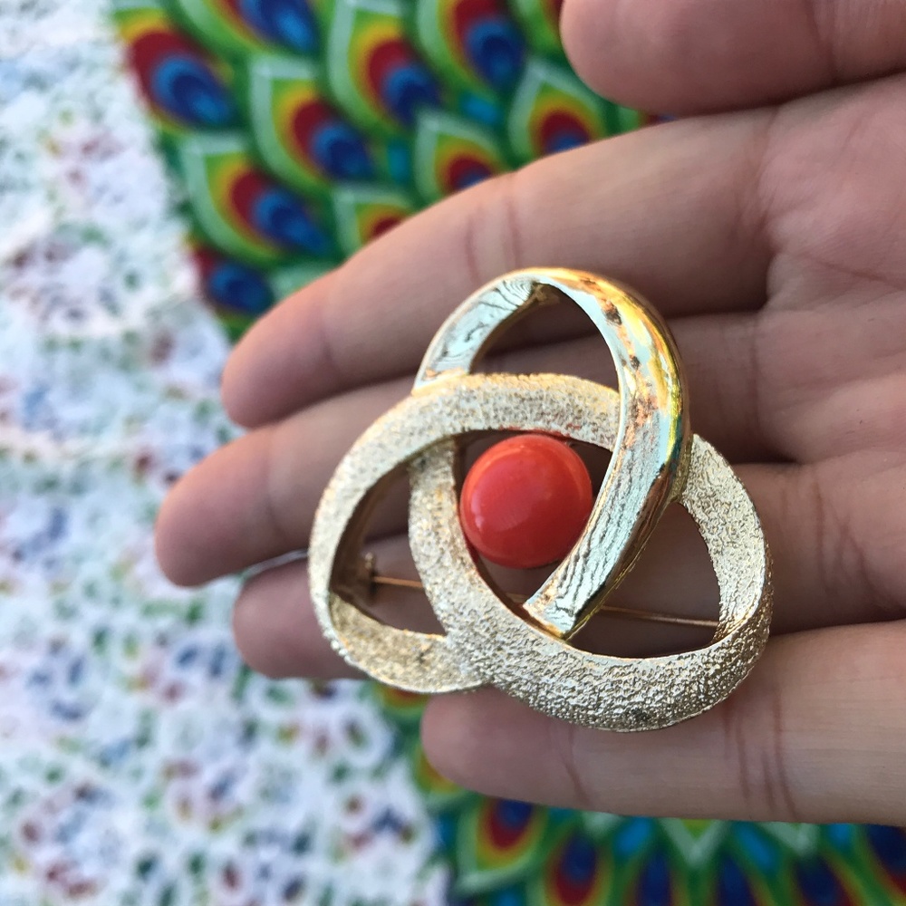 Vintage 80s infinity brooch