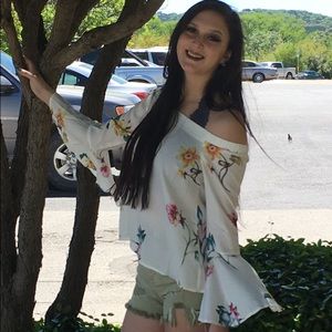 Off shoulder floral bell sleeve top (SILD OUT)