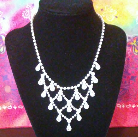 Beautiful formal necklace - Picture 2 of 6