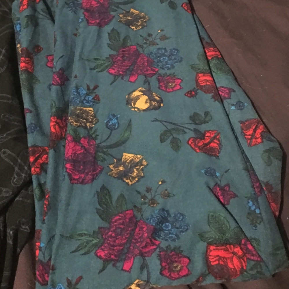 Lularoe TC teal leggings with roses