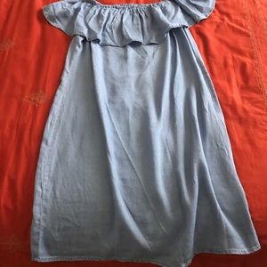 Off the shoulders jean dress