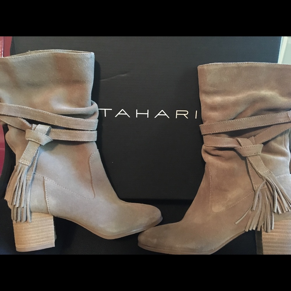 Tahari Boots, Size 6 1/2, Cabin Taupe color