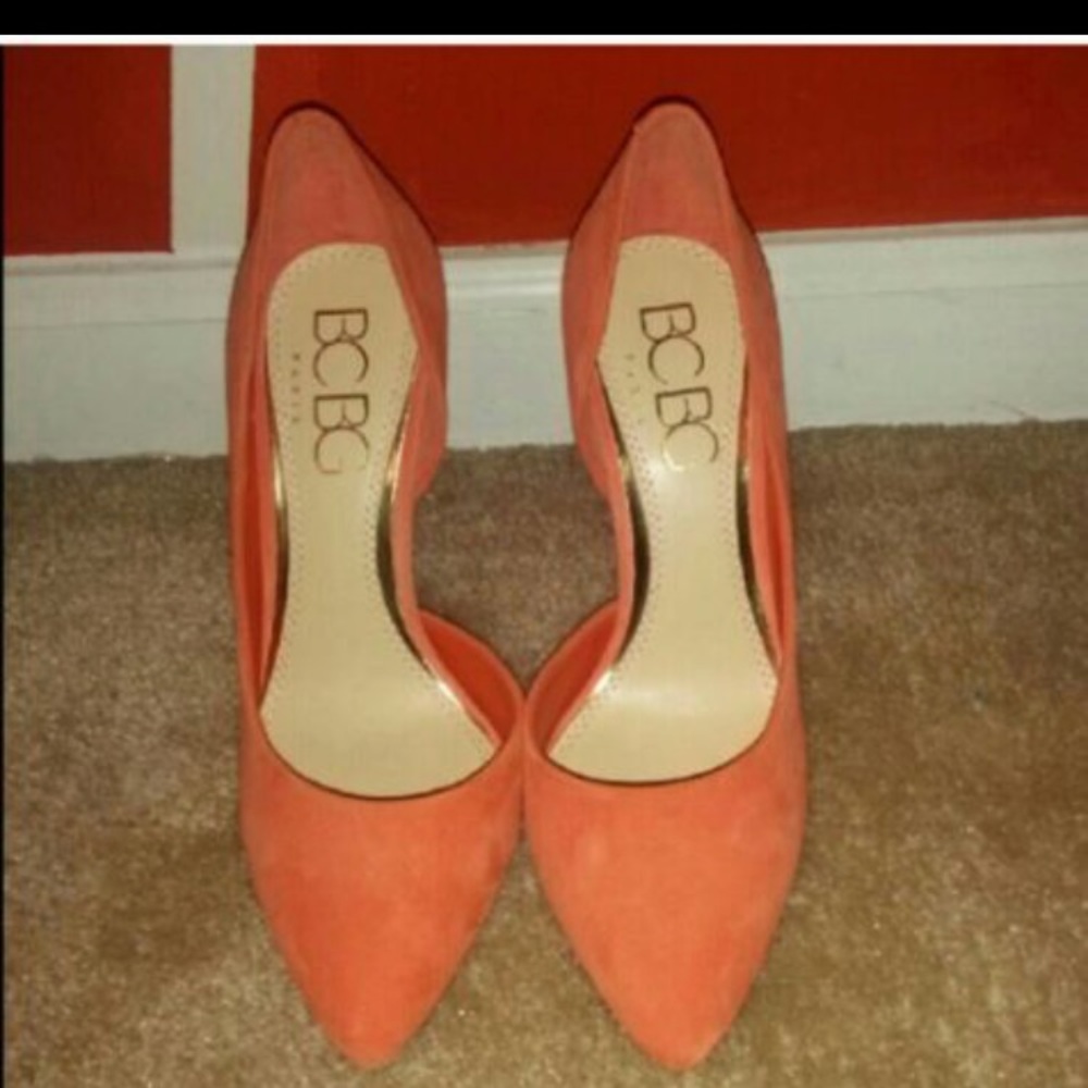 Pointy toe pump