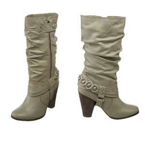 Grey boots. Unique style