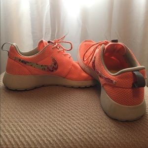 Nike Roshe sneakers women’s size 8