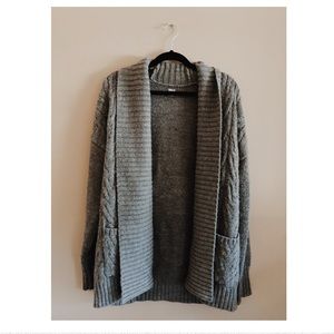 •CABLE KNIT CARDIGAN•