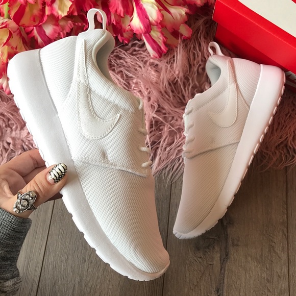 ☀️HP☀️NWT Nike Roshe One triple white - Picture 2 of 7