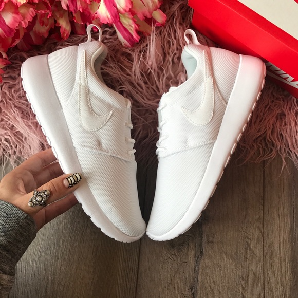 ☀️HP☀️NWT Nike Roshe One triple white - Picture 4 of 7