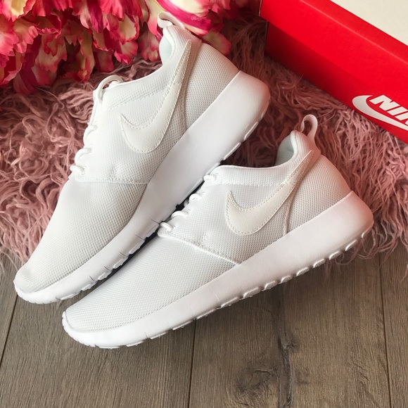 ☀️HP☀️NWT Nike Roshe One triple white - Picture 5 of 7