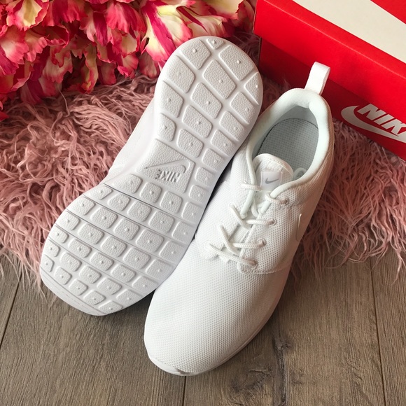 ☀️HP☀️NWT Nike Roshe One triple white - Picture 6 of 7