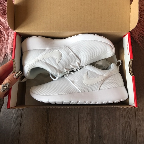 ☀️HP☀️NWT Nike Roshe One triple white - Picture 7 of 7