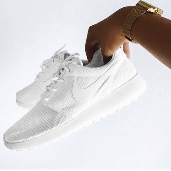 ☀️HP☀️NWT Nike Roshe One triple white - Picture 3 of 7