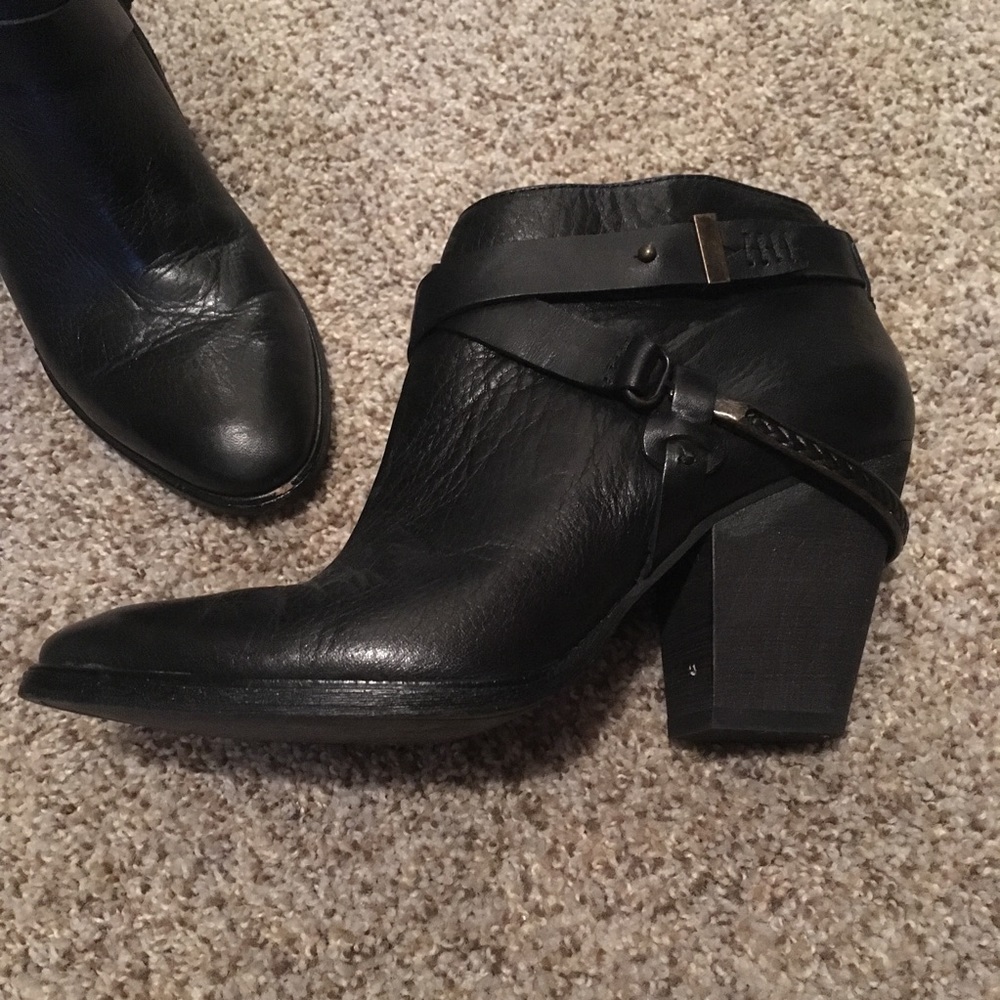 Like-new Dolce Vita ankle boots