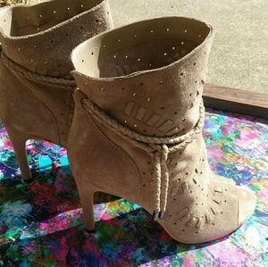 ⚡flash sale⚡ Dolce Vita bootie sz 8