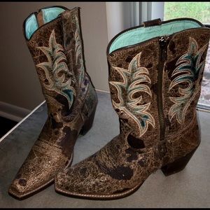 Ariat cowgirl boots!!!
