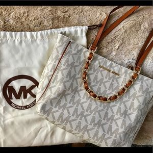 Micheal Kors Medium Handbag