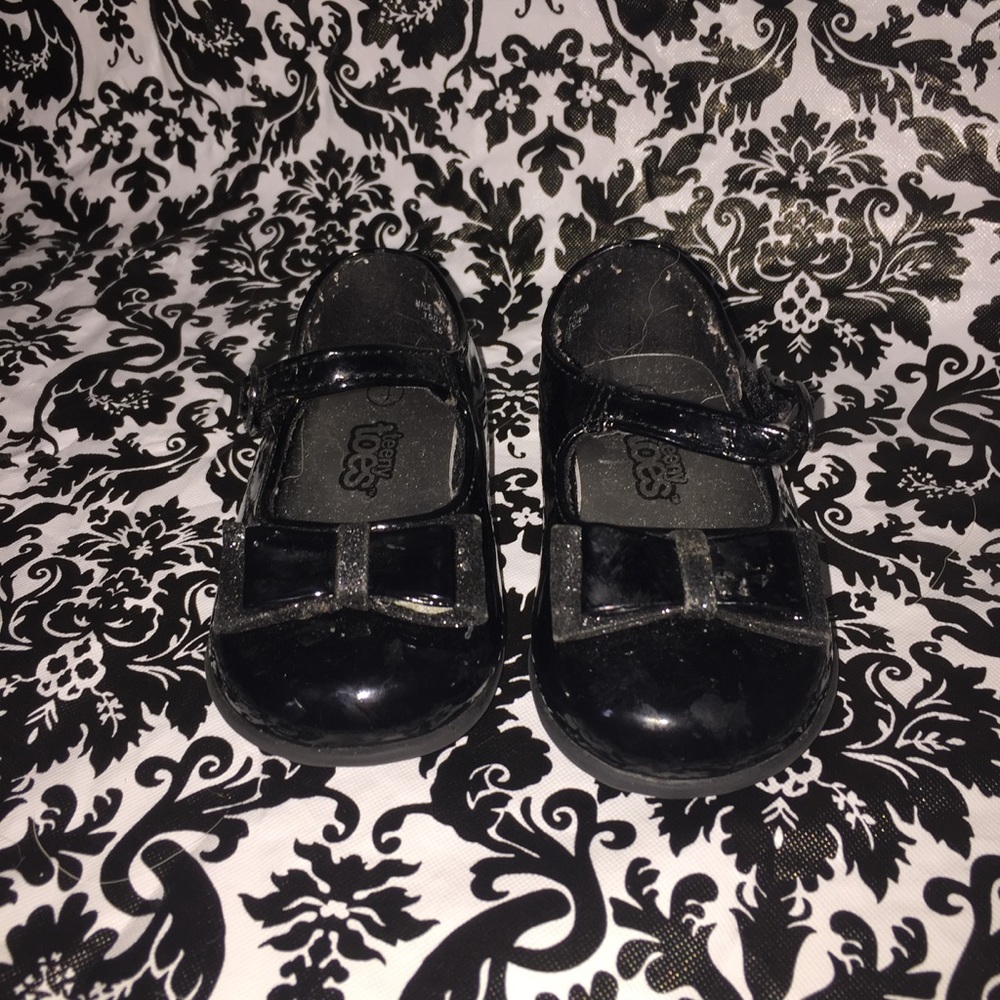 BLACK FLATS