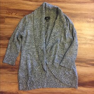 Black and white 3/4 sleeve cardigan.