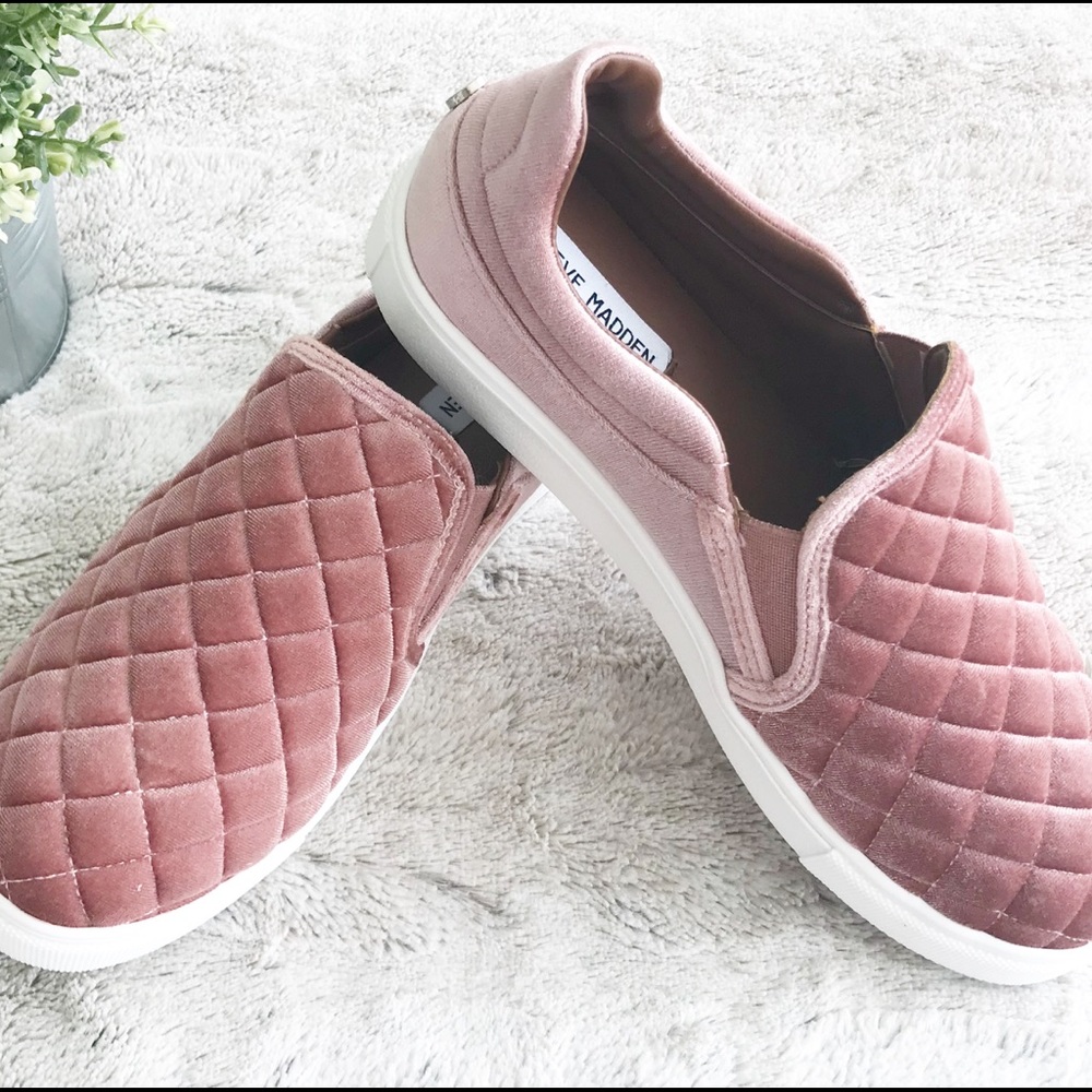 STEVE MADDEN blush velvet slip ons