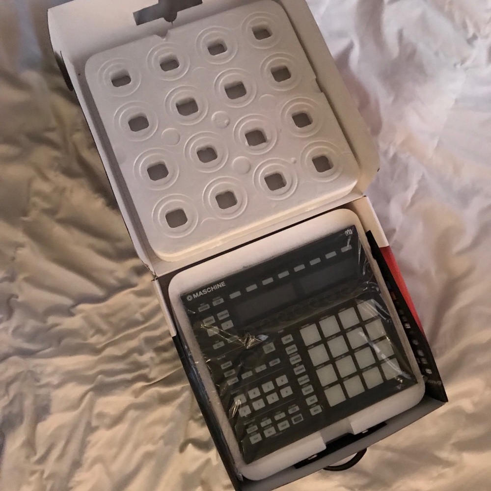 Native Instruments - Maschine MK2 - Picture 3 of 8