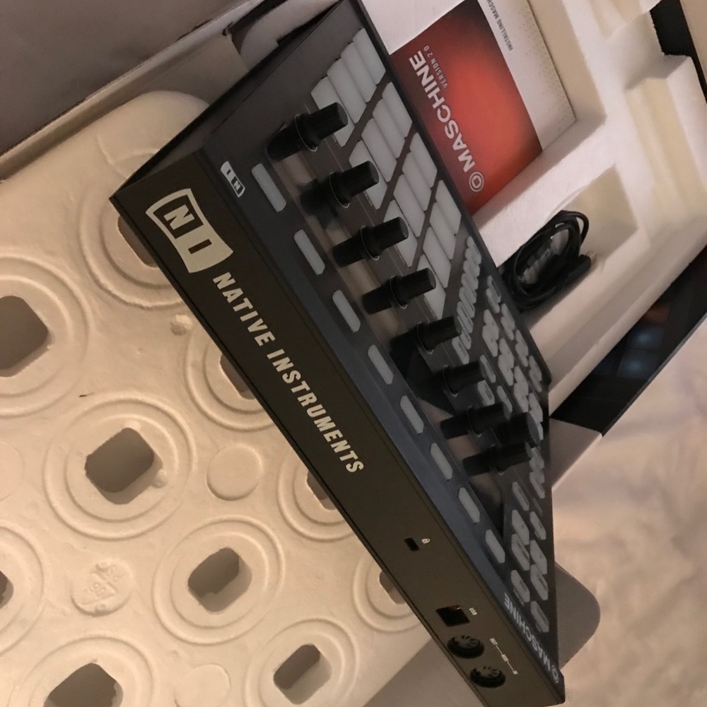 Native Instruments - Maschine MK2 - Picture 5 of 8