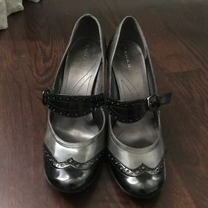 Tahari black and grey pumps size 9
