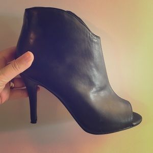 Adorable Nine West peep toe booties!
