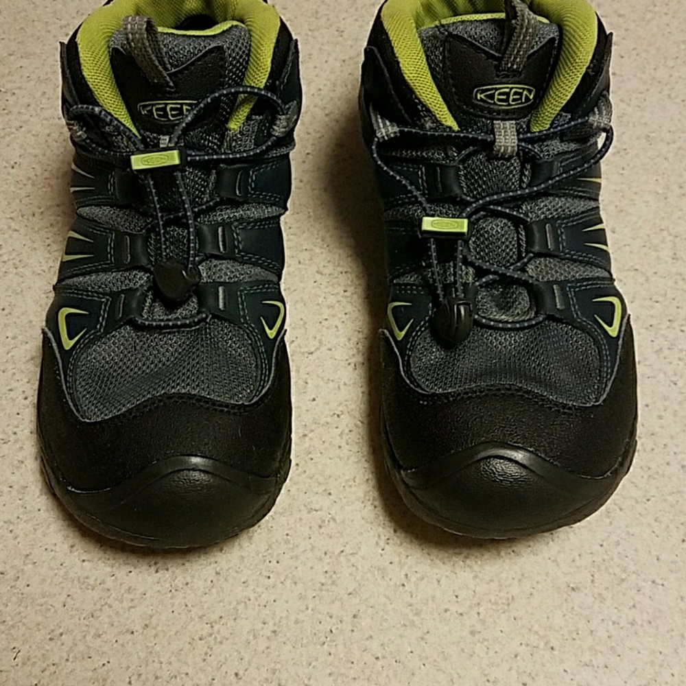 Keen boys size 4 boots