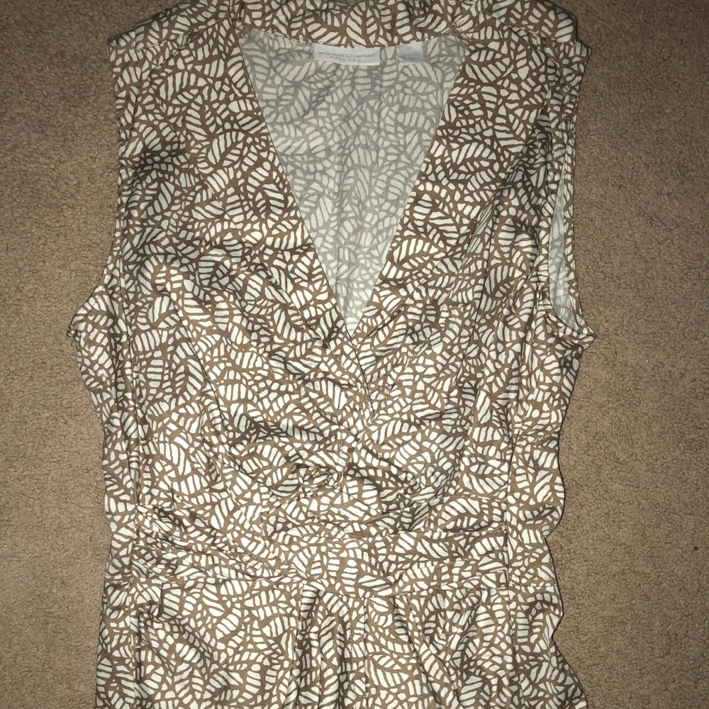 Fitted sleeveless shirt