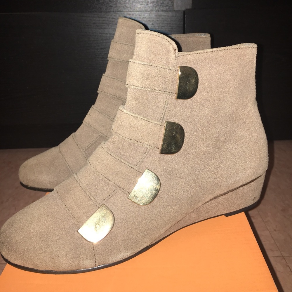 Tan/beige ankle boots