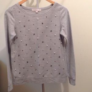 Grey crewneck  top embellished with  pearls