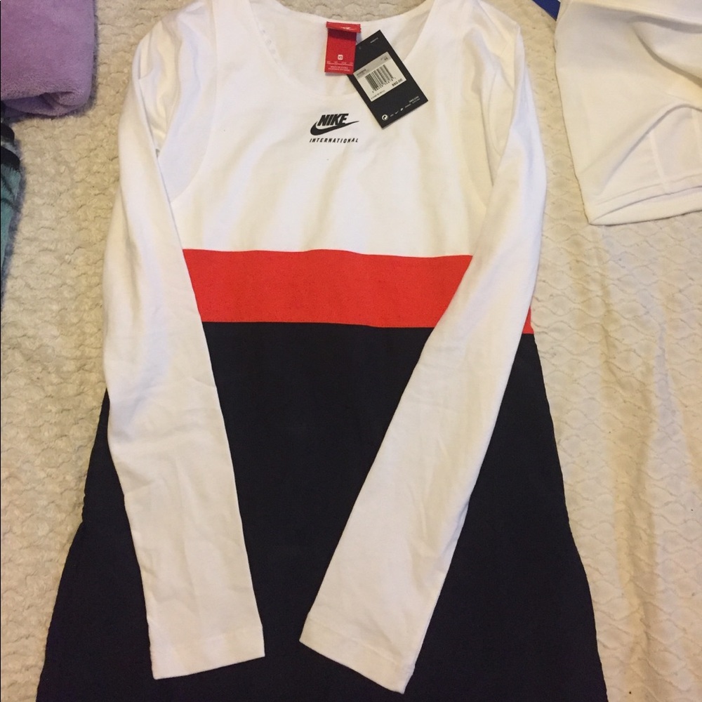 Never worn, women's long sleeve Nike shirt