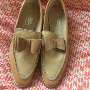 Beige loafer oxford with bows