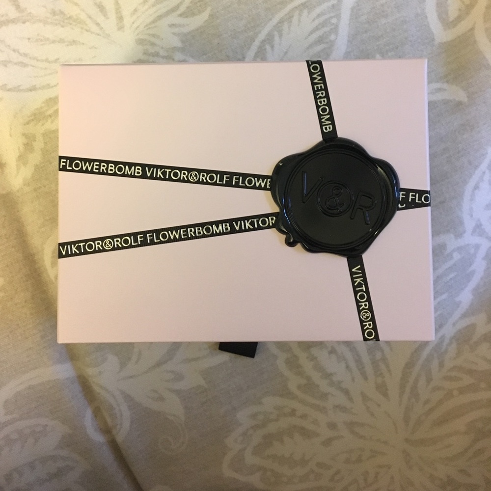 Flower Bomb perfume and body product set