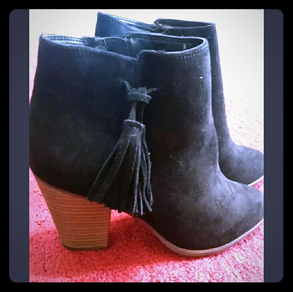 American eagle tassle booties