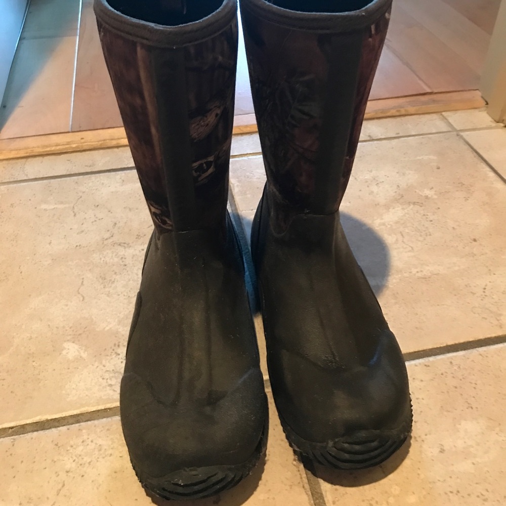 Size 6-Great men’s rain boots