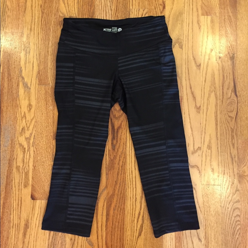 Old Navy active crop in black/grey